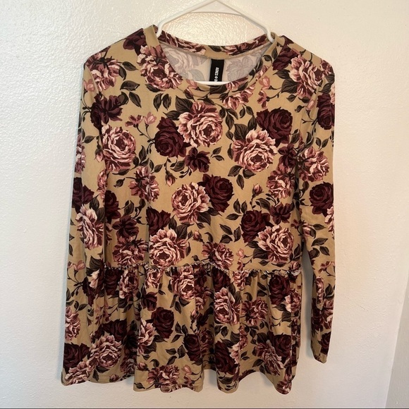 Agnes & Dora Relaxed Ruffle Top Taupe Rose Floral - Picture 3 of 11